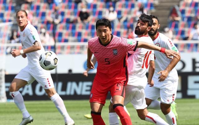 开云app-韩国队集训开门黑！郑又荣因同程航班发现新冠退队